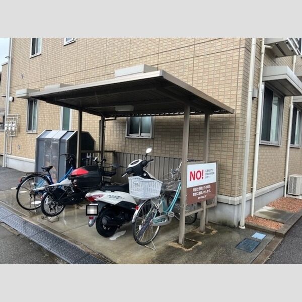 現地周辺 (駐輪場)