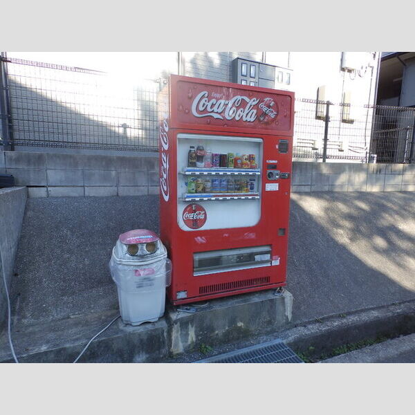 現地周辺 (敷地内自販機)