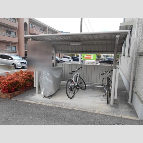 現地周辺 (駐輪場)