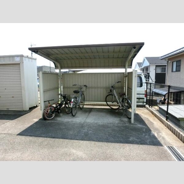 現地周辺 (駐輪場)