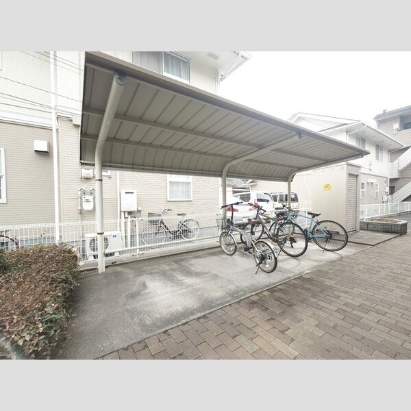 現地周辺 (自転車置き場)