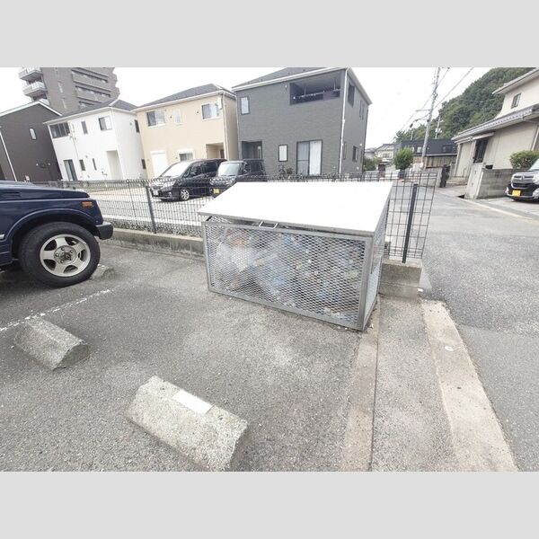 現地周辺 (敷地内ごみ収集BOX)