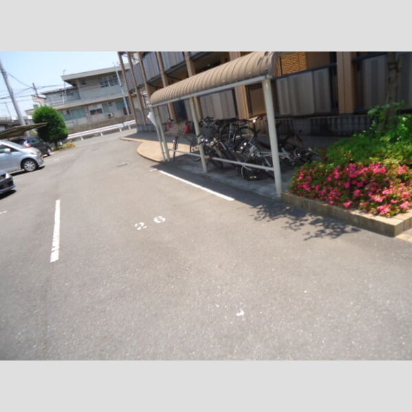 現地周辺 (駐輪場)