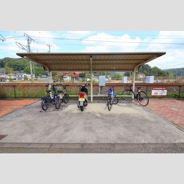 現地周辺 (駐輪場)