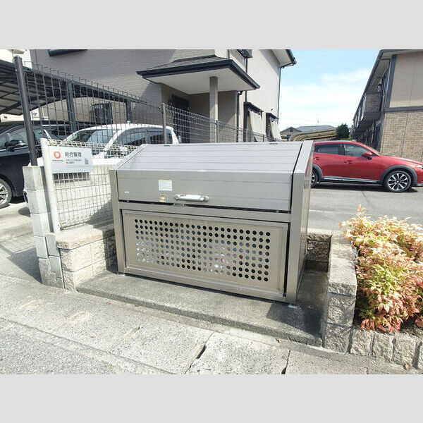 現地周辺 (敷地内ゴミ収集BOX)
