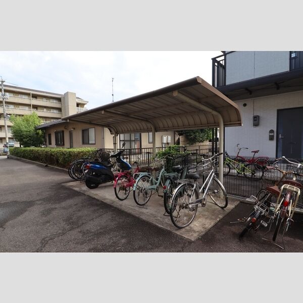 現地周辺 (駐輪場)