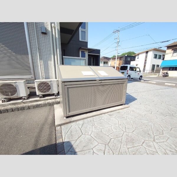 現地周辺 (敷地内ゴミステーション)
