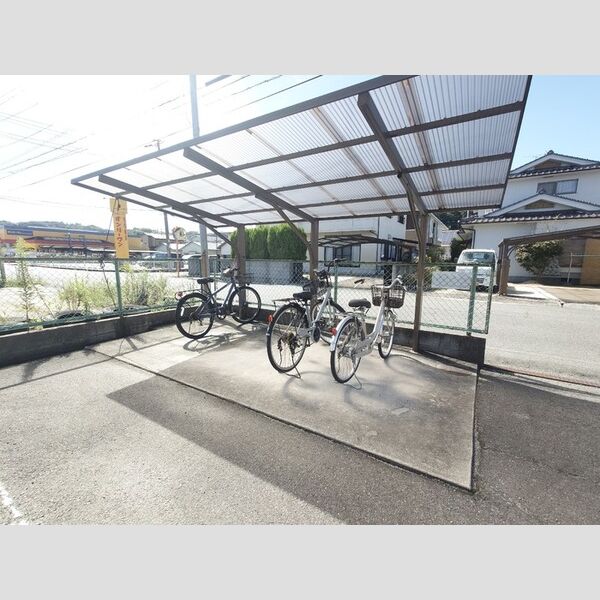 現地周辺 (自転車置き場)
