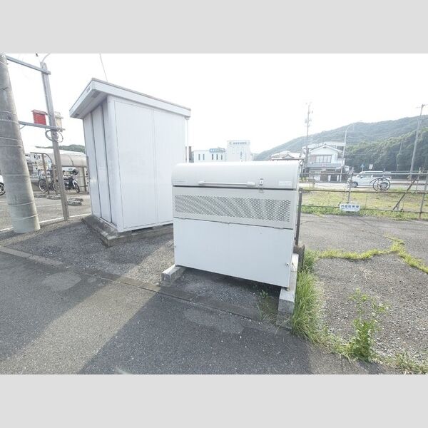 現地周辺 (ゴミ収集ボックス)