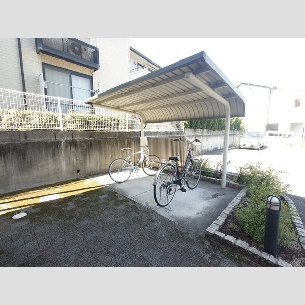 現地周辺 (自転車置き場)