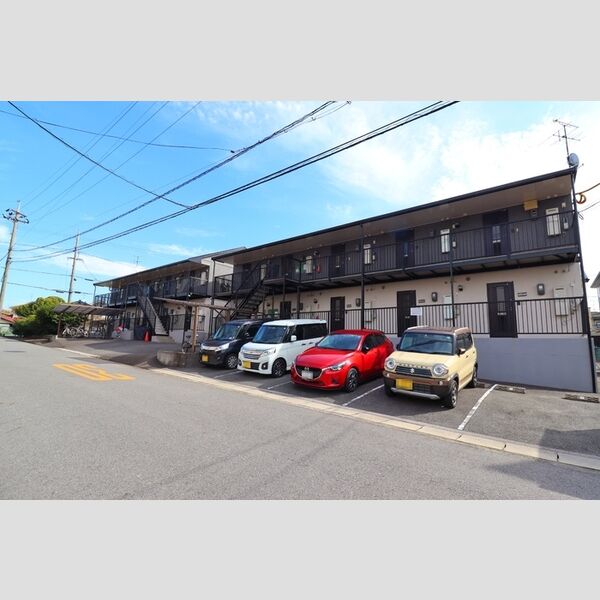 現地周辺 (奥…A棟　手前…B棟)