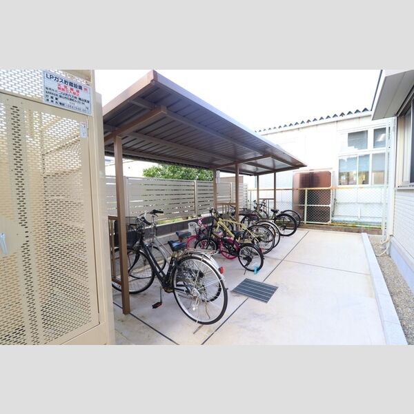 現地周辺 (駐輪場)