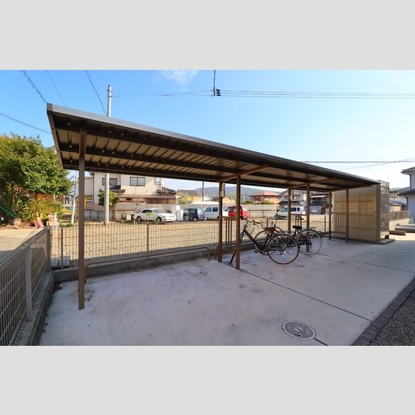 現地周辺 (駐輪場)