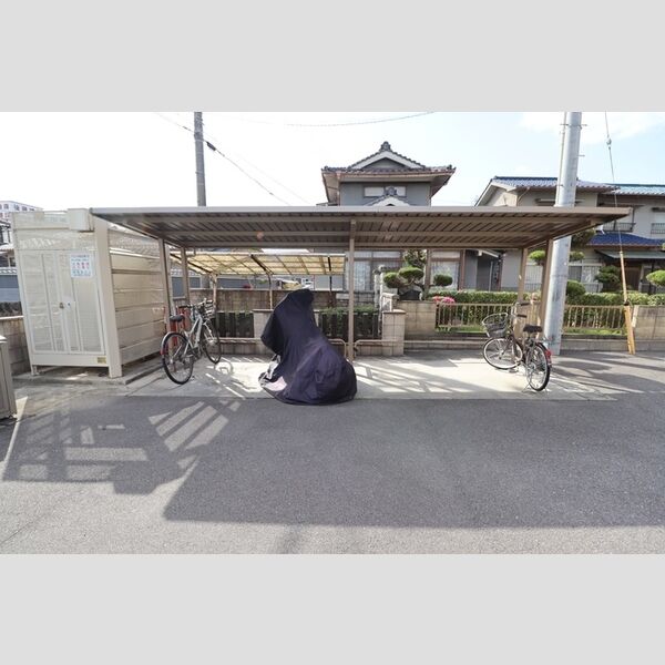 現地周辺 (駐輪場)