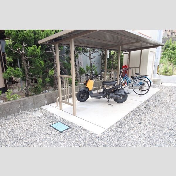 現地周辺 (駐輪場)