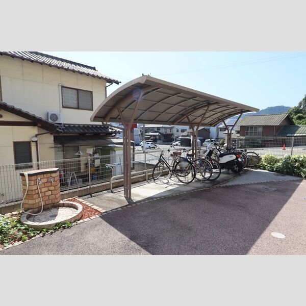 現地周辺 (駐輪場)