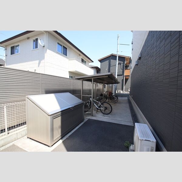 現地周辺 (駐輪場　入居者専用ごみBOX)