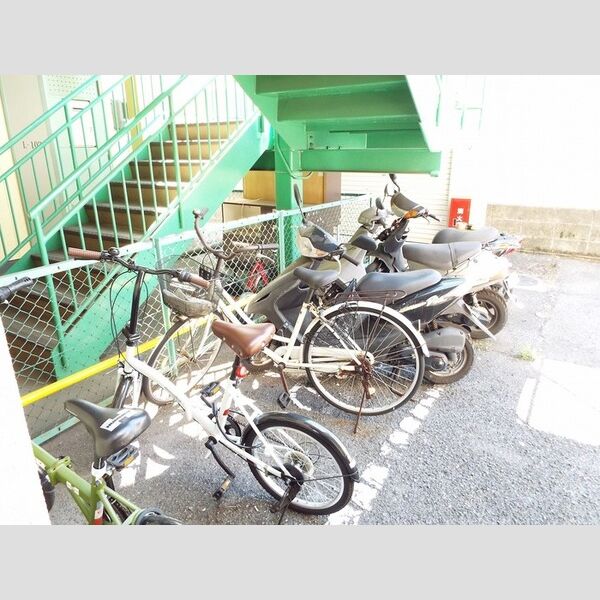 現地周辺 (駐輪場)