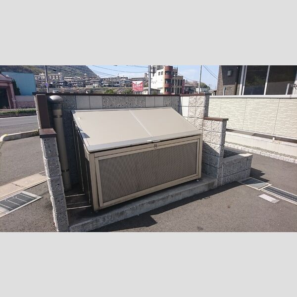 現地周辺 (敷地内ゴミステーション)