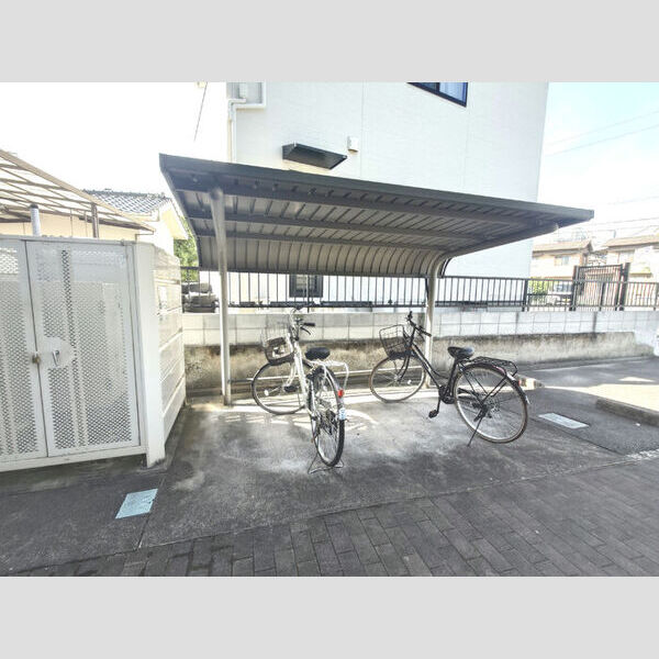 現地周辺 (自転車置き場)