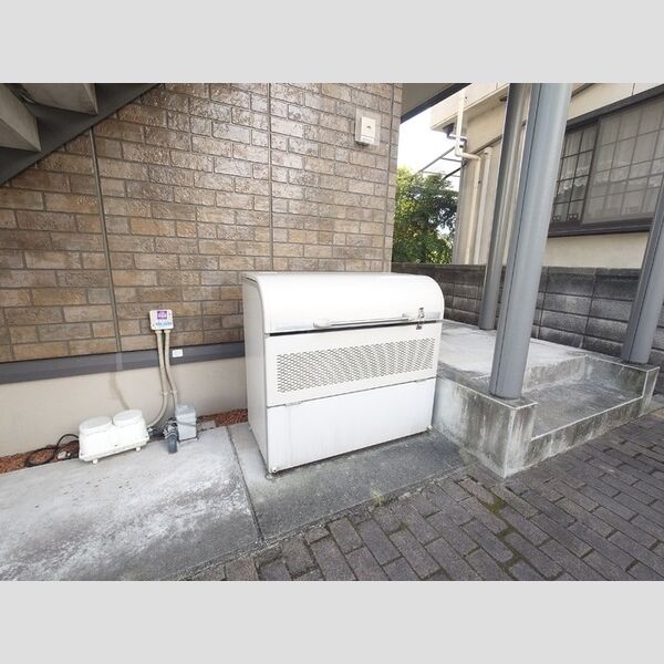 現地周辺 (敷地内ゴミ収集ボックス)