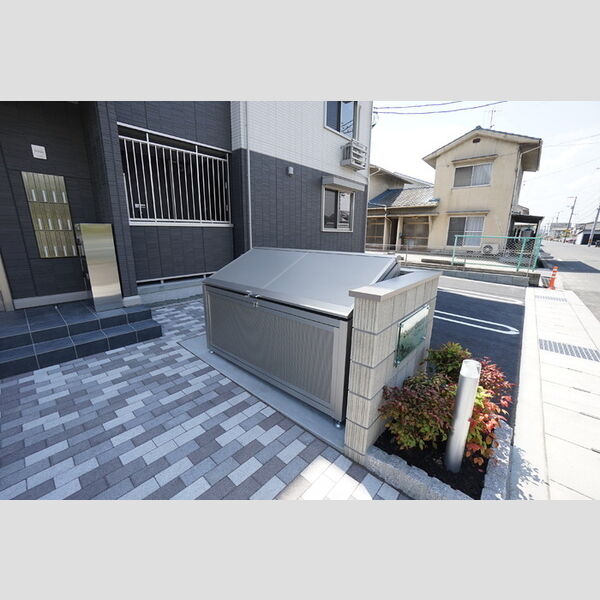 現地周辺 (敷地内ごみステーション)