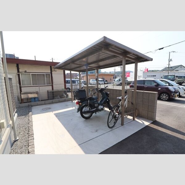 現地周辺 (駐輪場)