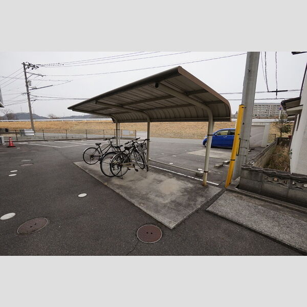 現地周辺 (駐輪場)