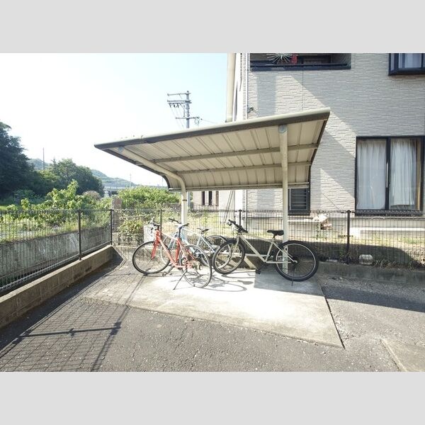 現地周辺 (自転車置き場)