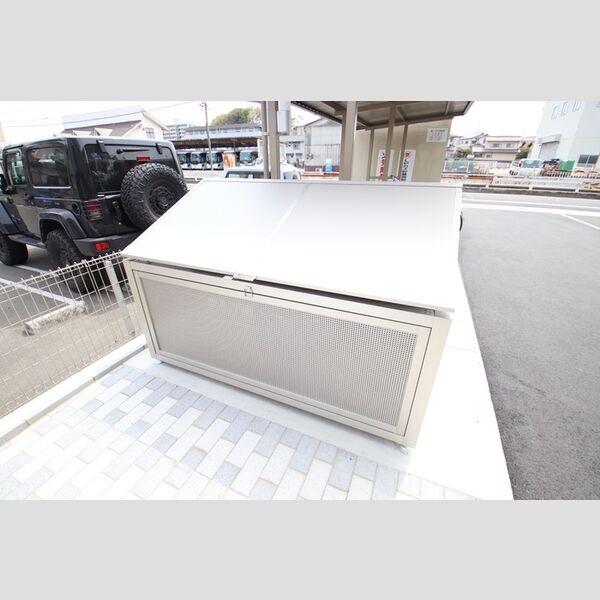 現地周辺 (ゴミ出し場)