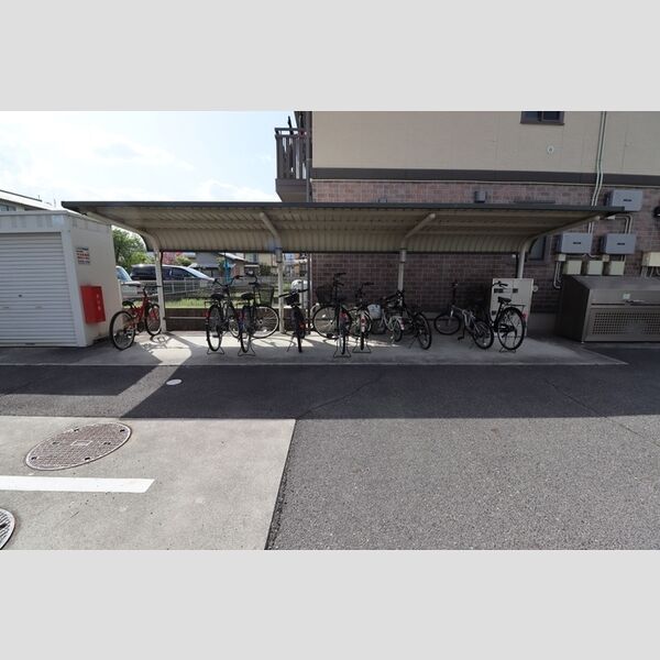 現地周辺 (駐輪場)