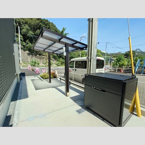 現地周辺 (駐輪場、敷地内ゴミボックス)