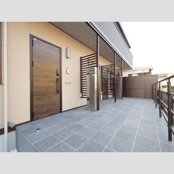 現地周辺 (玄関前スペース)