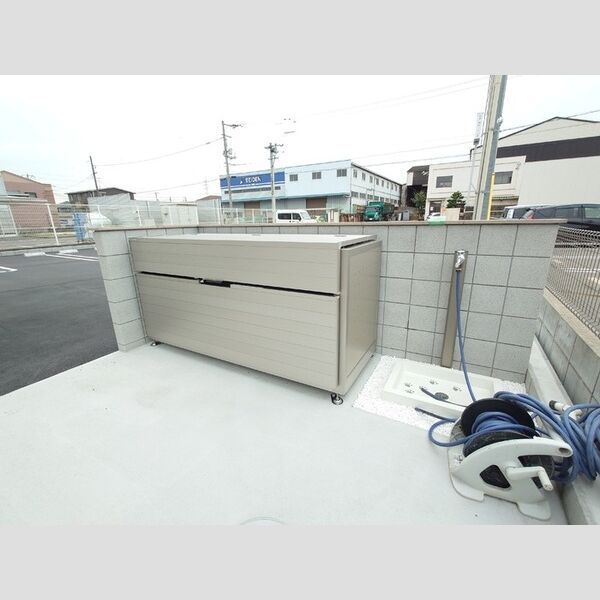 現地周辺 (敷地内ゴミボックス、ペット用足洗い場)