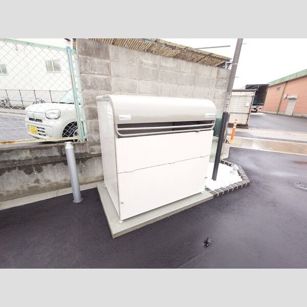 現地周辺 (敷地内ゴミボックス)