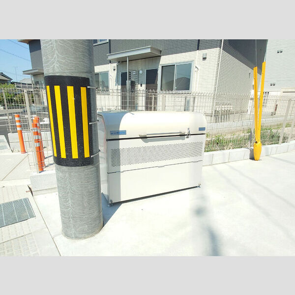 現地周辺 (敷地内ゴミボックス)