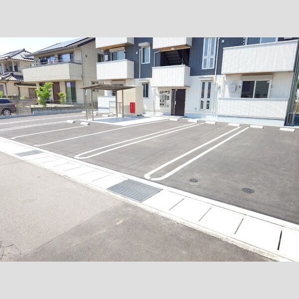 駐車場 (建物玄関前駐車場)