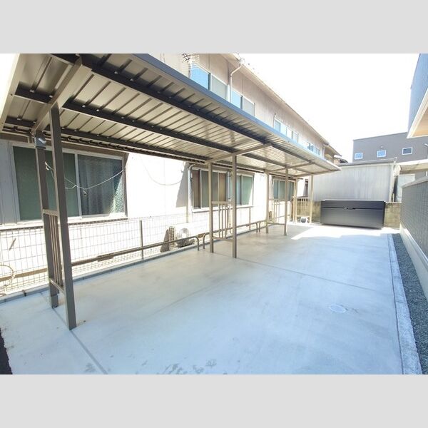現地周辺 (自転車置き場、敷地内ごみ収集BOX)