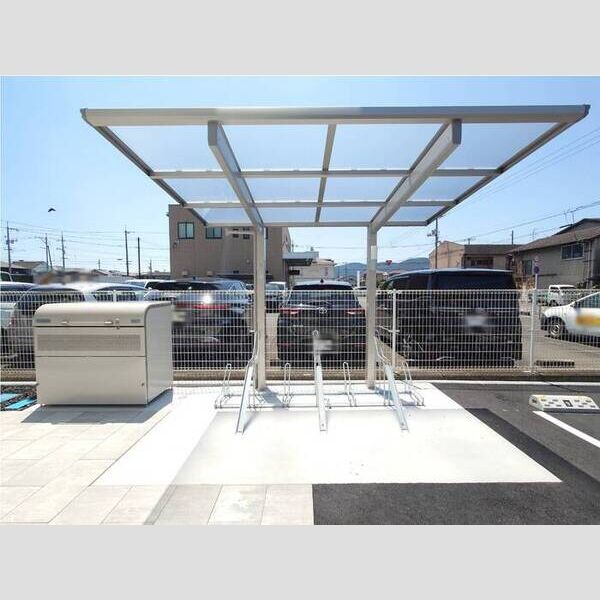 現地周辺 (敷地内ごみ収集BOX、自転車置き場)