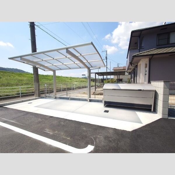 現地周辺 (自転車置き場、敷地内ごみ収集BOX)