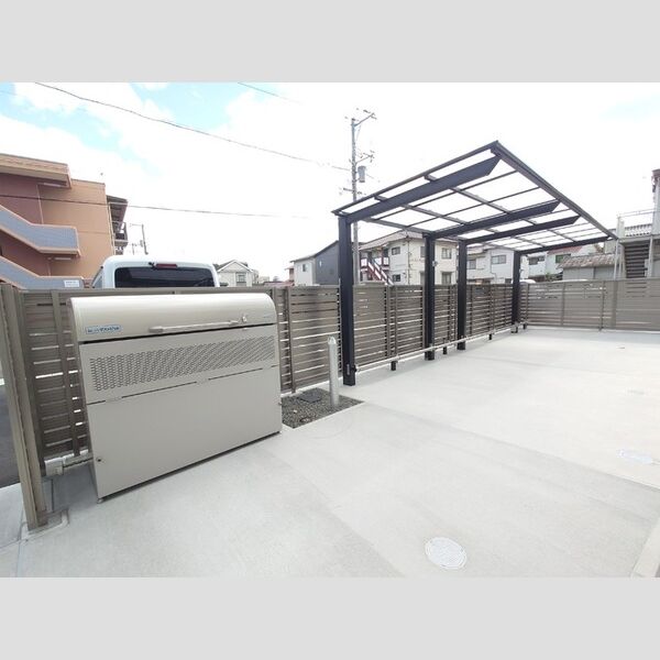 現地周辺 (敷地内ゴミ収集ボックス/自転車置き場)