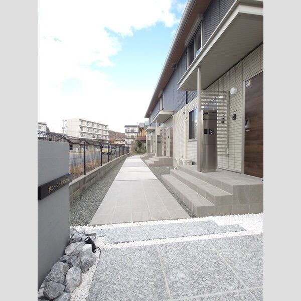 現地周辺 (玄関前通路)