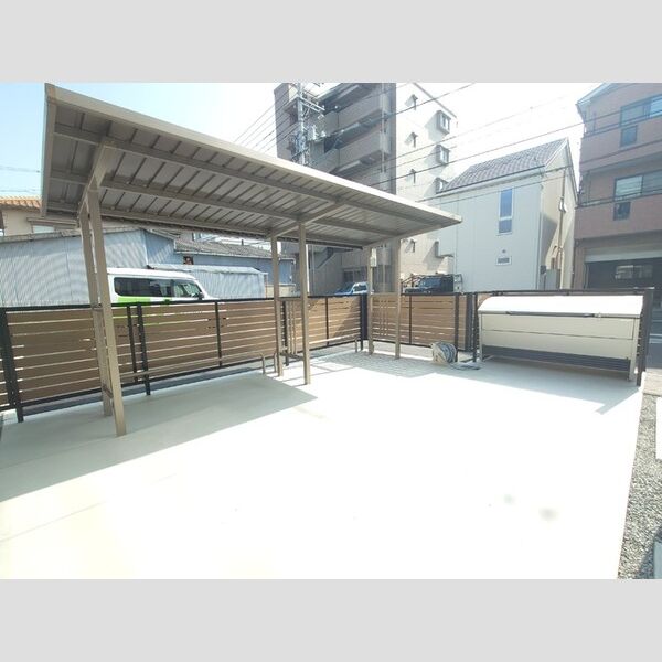 現地周辺 (自転車置き場/敷地内ゴミ収集BOX)