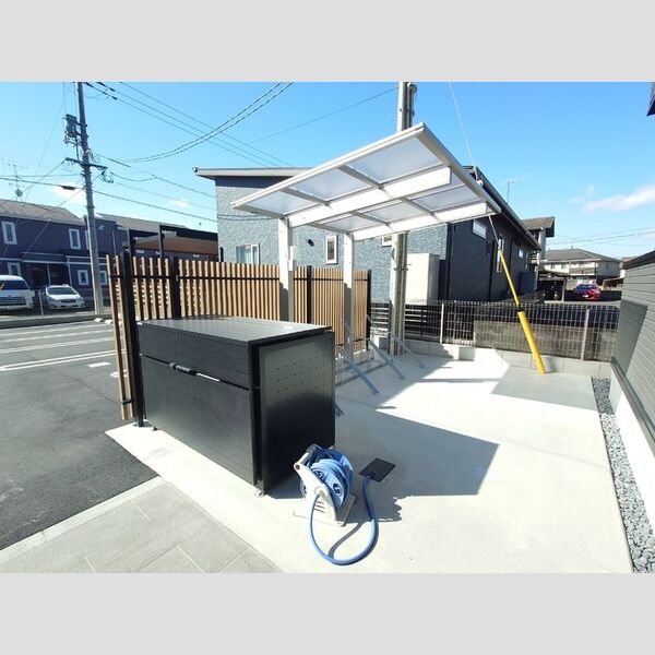 現地周辺 (敷地内ゴミ収集BOX/自転車置き場)