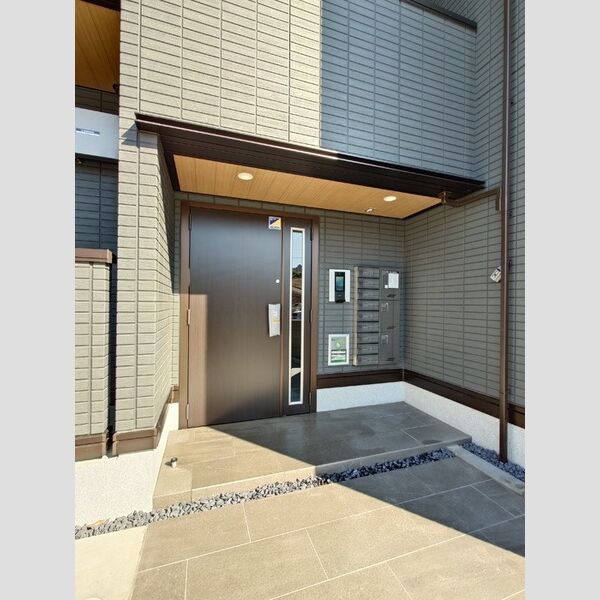 エントランス (オートロックシステム(ICカード)/宅配BOX完備)