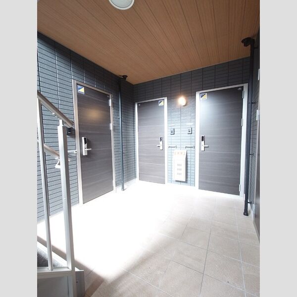 現地周辺 (玄関前フロア)