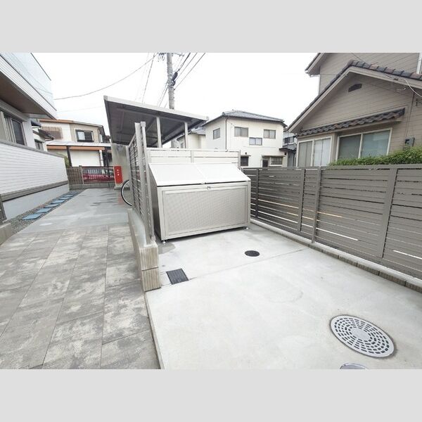 現地周辺 (敷地内ゴミ収集ボックス)