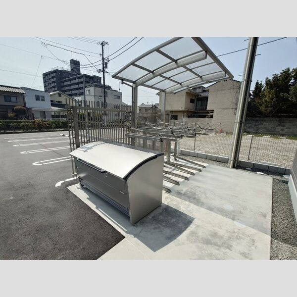 現地周辺 (敷地内ゴミ収集BOX/自転車置き場(サイクルラック12台))