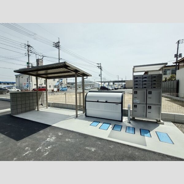 現地周辺 (自転車置き場/敷地内ゴミ収集BOX/集合ポスト/大きめ宅配ボックス完備)