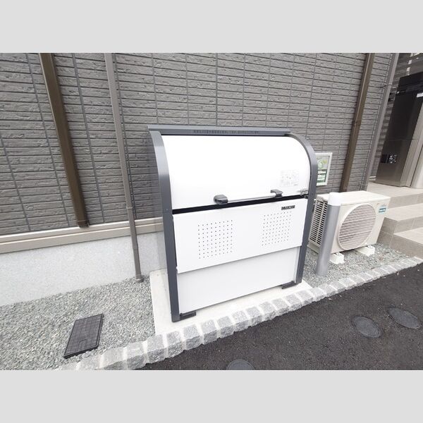 現地周辺 (敷地内ゴミ収集ボックス)